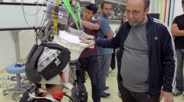Laboratorio. El neurocientífico Miguel Nicolelis realiza los últimos tests al exoesqueleto. “Los pacientes están aprendiendo a caminar con el traje. Es como si tuvieran un nuevo cuerpo”, dijo el exper