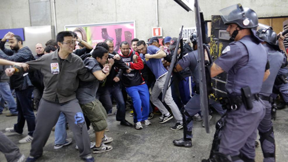 Batalla. La policía reprimió a los trabajadores del metro paulista. 