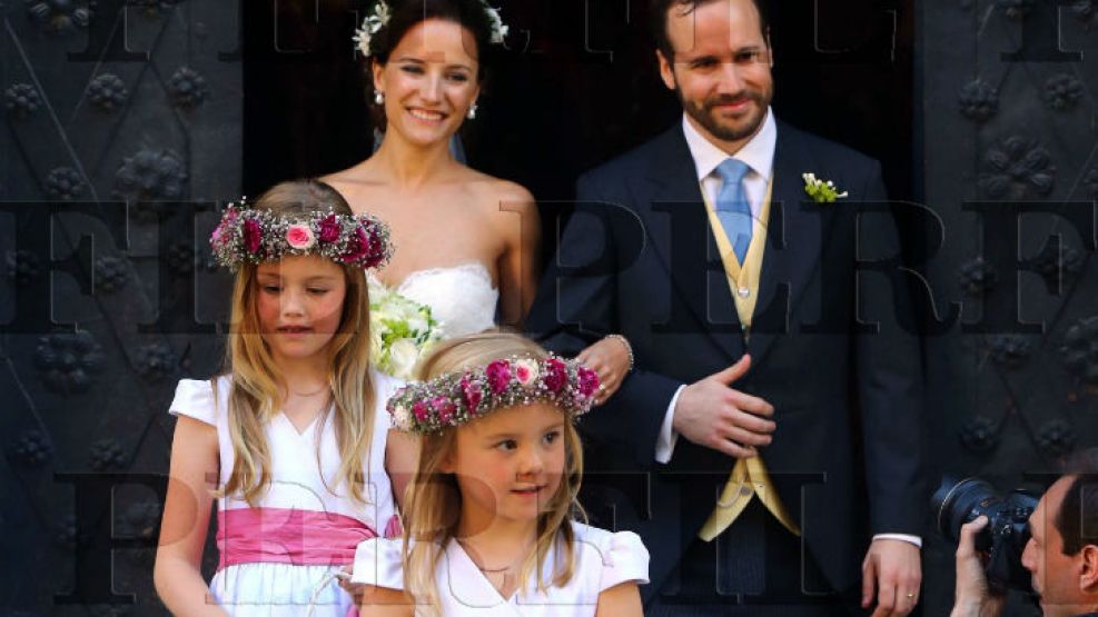 Cortejo. La ahijada de Juan, la princesa Alexia (la más alta) y su hermana Ariane,   con canastas con pétalos de rosas blancas.