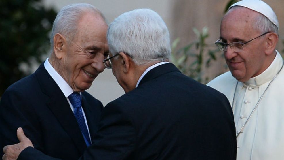 El papa Francisco recibe a Peres y Abas en una histórica oración por la paz.
