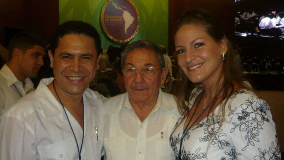 Ex alcalde. Con su esposa, junto a Raúl Castro, en Cancún. 