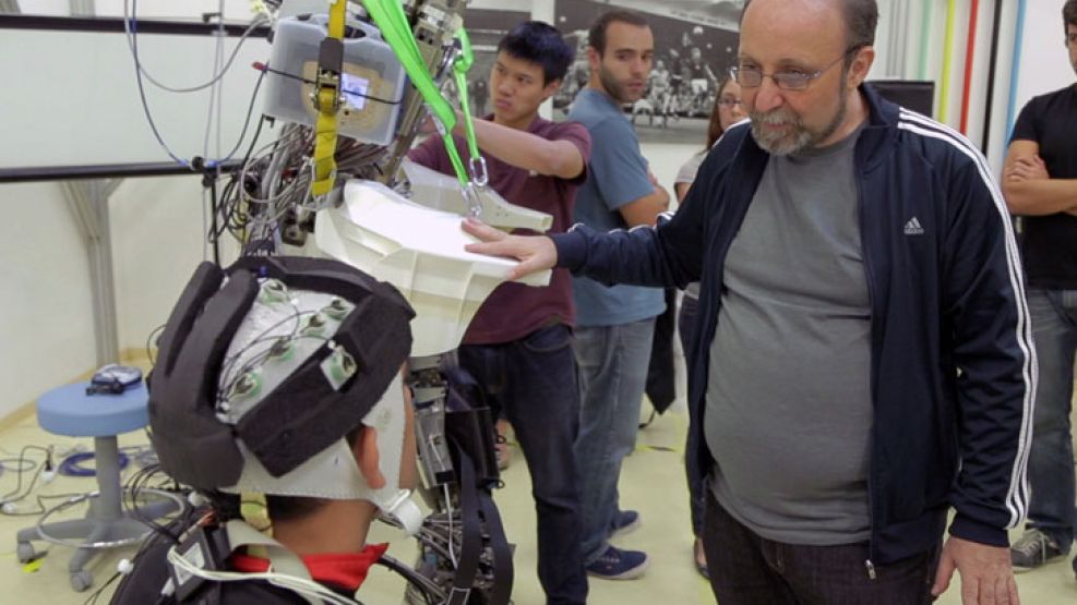 Laboratorio. El neurocientífico Miguel Nicolelis realiza los últimos tests al exoesqueleto. “Los pacientes están aprendiendo a caminar con el traje. Es como si tuvieran un nuevo cuerpo”, dijo el exper