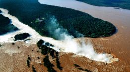 La crecida del Río Iguazú borró las cascadas del paisaje.
