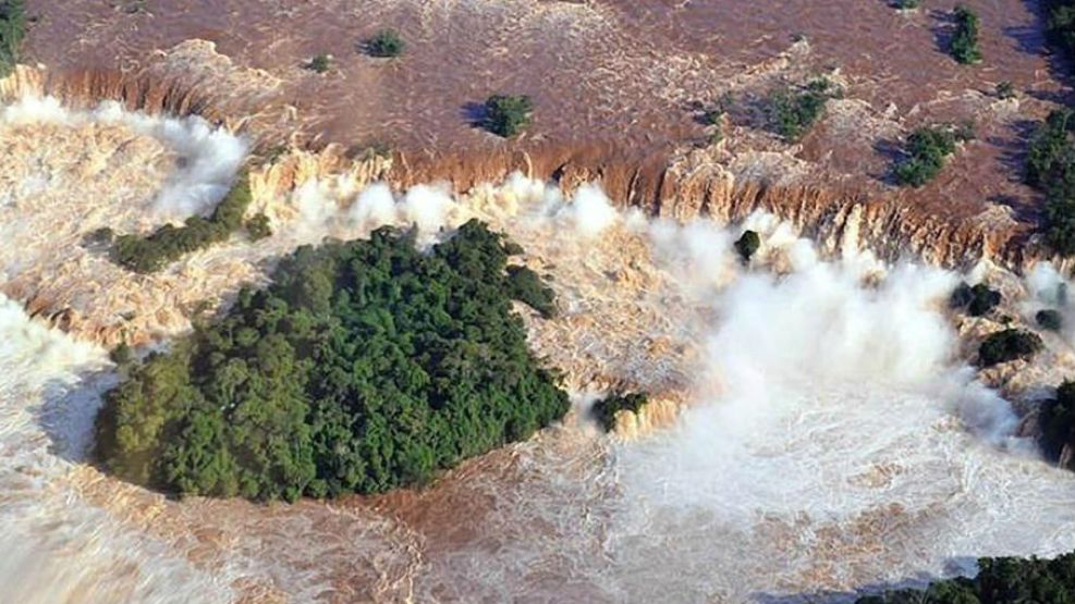El caudal del Iguazú llega a niveles récord. 