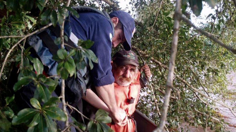 Josias Da Graça se refugió arriba de un árbol durante 48 horas para resistir la lluvia.