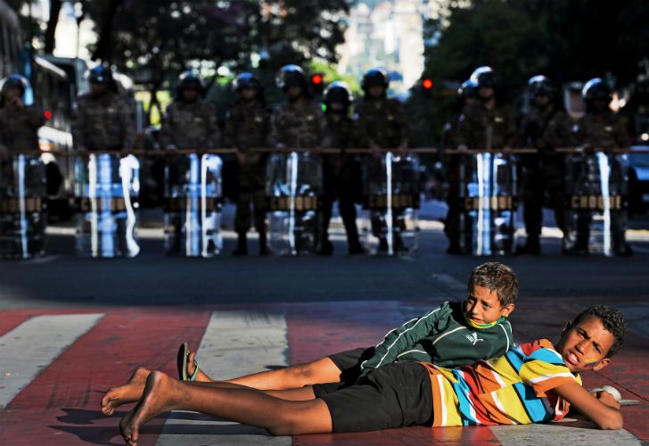 En las afueras de los estadios de Belo Horizonte y Fortaleza, las protestas dejaron un saldo de 18 detenidos. 