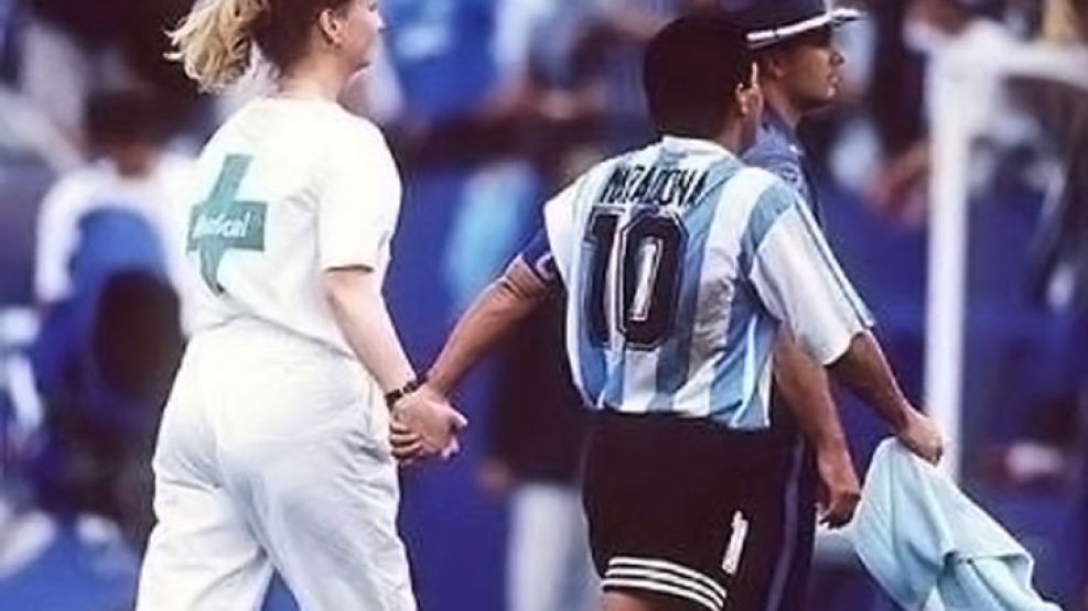 Pruebas. Maradona en 1994 cuando dio positivo al control antidoping, y Dvorak, director médico de la FIFA.