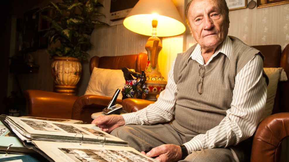 Recuerdos. El ex suboficial Andrés López vive rodeado de objetos y fotos de su época de servicio. A los 91 años, recuerda todo con lucidez. 