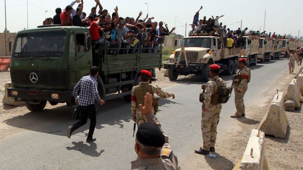 Voluntarios. Ciudadanos civiles iraquíes se alistan en el Ejército regular para luchar contra los extremistas que acechan al país.