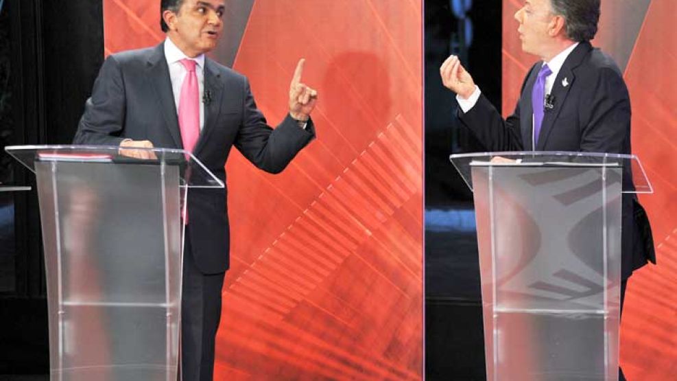 Chicanas. Los candidatos se cruzaron el lunes en un áspero debate televisivo, en el que Zuluaga tildó al mandatario de “traidor”.