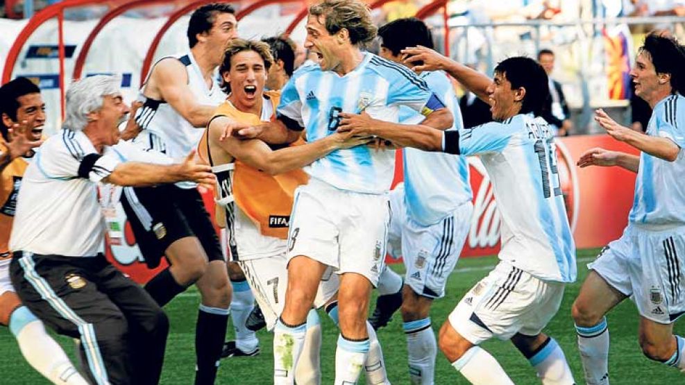 Gol de capitan. Zabaleta encabeza el festejo de su gol, contra Egipto por la primera ronda. Se suman Biglia (con pechera) y Agüero, mientras va llegando Messi. Otros dos campeones: Gago y Garay.