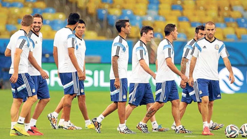 Reconocimiento. Ayer, el plantel argentino pisó el suelo del Maracaná, donde hoy comienza a jugar.