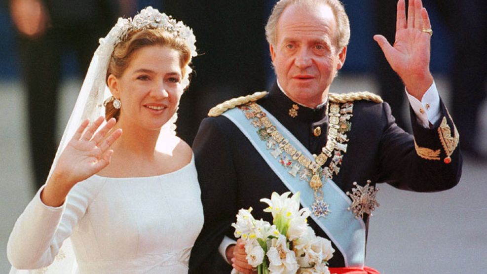 La infanta Cristina junto a su padre, el rey Juan Carlos, en la boda de la princesa el 4 de octubre de 1997. 