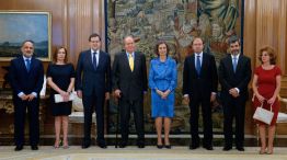 Los reyes rodeados de miembros del gobierno de España durante una comida en el Palacio de la Zarzuela.