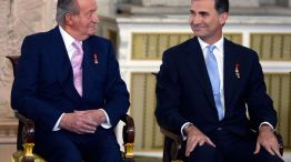 Sin pronunciar palabra, el rey Juan Carlos de España oficializó su último acto como jefe de Estado con la firma de la ley de su abdicación.
