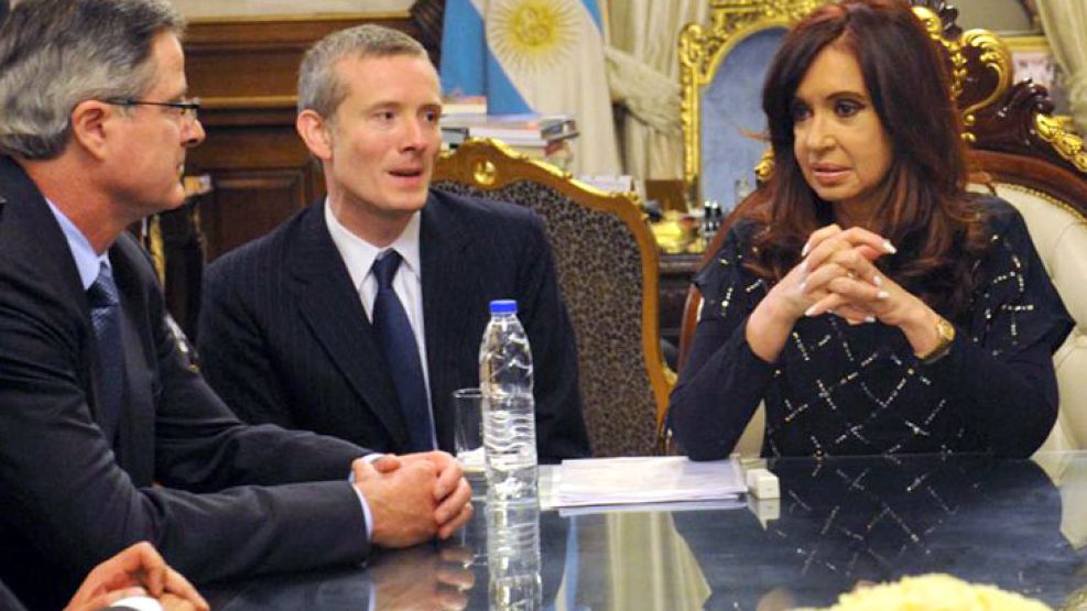 Cristina junto al CEO de Chevron, John Watson. La denuncia contra la mandataria por el acuerdo podría comenzar a investigarse en Tribunales.