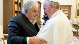 Saludo. Mujica y su reunión del año pasado con el Papa. Uruguay legalizó el consumo de cannabis.