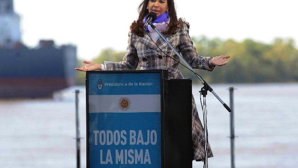 Cristina, en Rosario, donde prometió negociar con los buitres. 