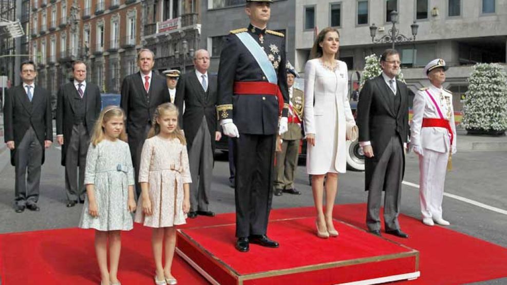 Postal dinástica. La familia real posó el jueves junto a Mariano Rajoy en las calles de Madrid.