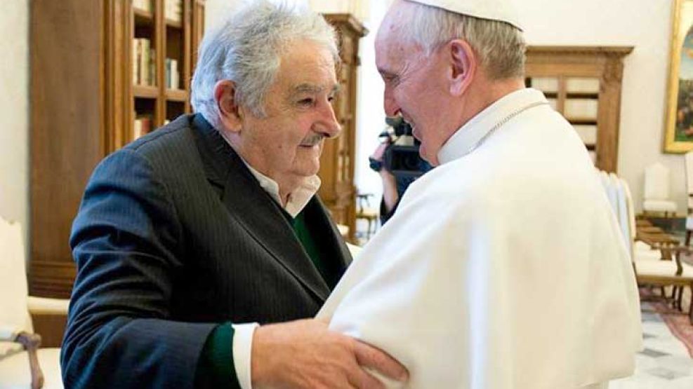 Saludo. Mujica y su reunión del año pasado con el Papa. Uruguay legalizó el consumo de cannabis.