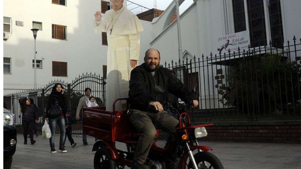 Con Francisco a bordo. Su caricatura, en la tarjeta de sus 20 años de ordenación   (arr.). Daniel posa con su moto y Francisco, en la Catedral de San Justo.