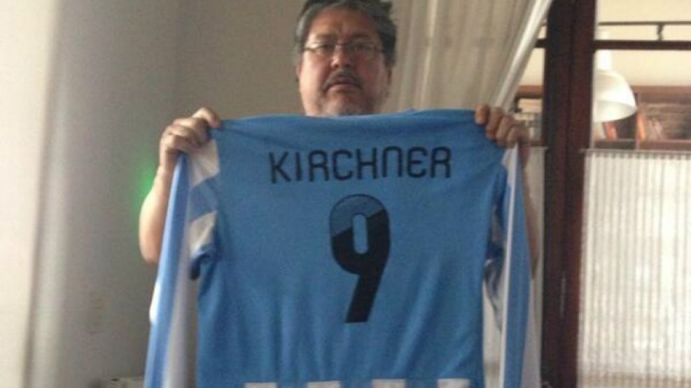 El legislador provincial "Chino" Navarro mostró la camiseta con el nombre de Kirchner