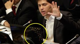Kiciposas. El ministro de Economía disertó en la ONU con coloridas calcomanías sobre su computadora.