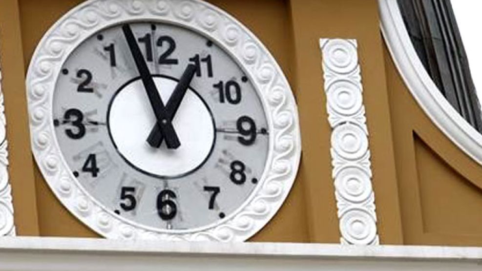 El nuevo reloj del Palacio Legislativo en la plaza mayor de la Paz.