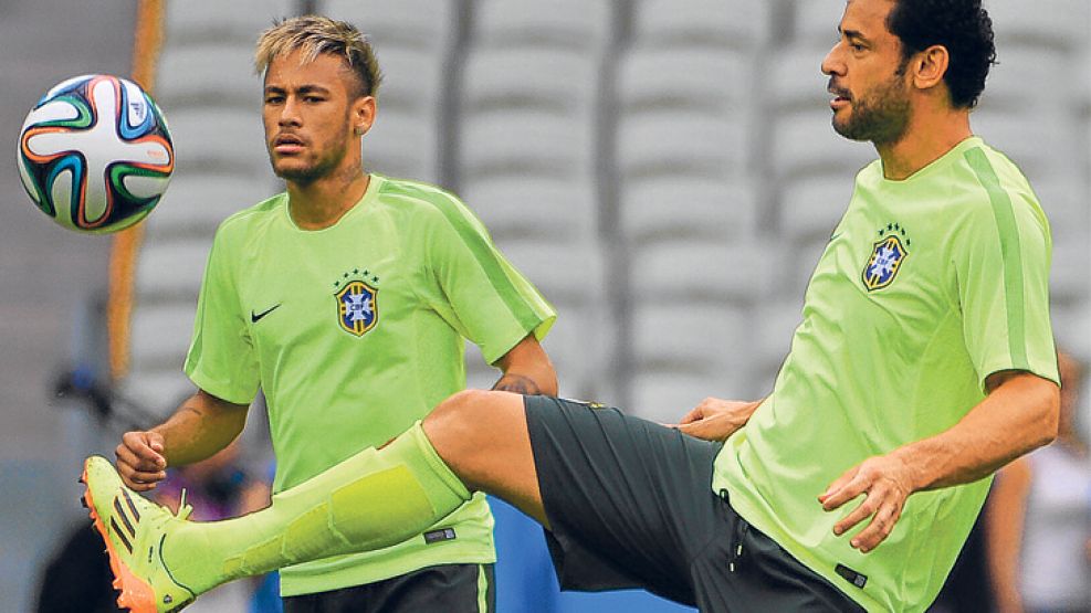 Al rescate. En Brasil los hinchas se preguntan quién podrá defenderlos si falla Neymar, el chico 10. Fred se ganó el puesto para hoy porque anotó contra Camerún.