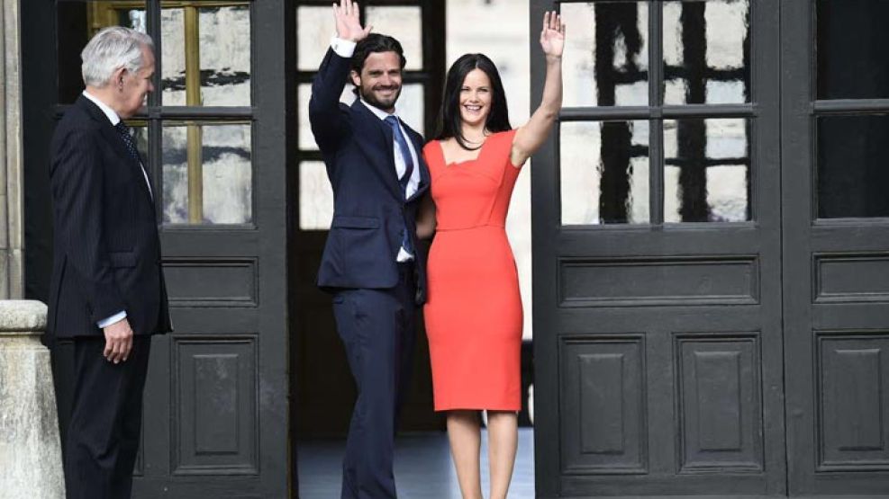 Carlos Felipe y Sofia aparecieron hoy en los jardines del Palacio Real de Estocolmo para presentarse a la prensa como prometidos.