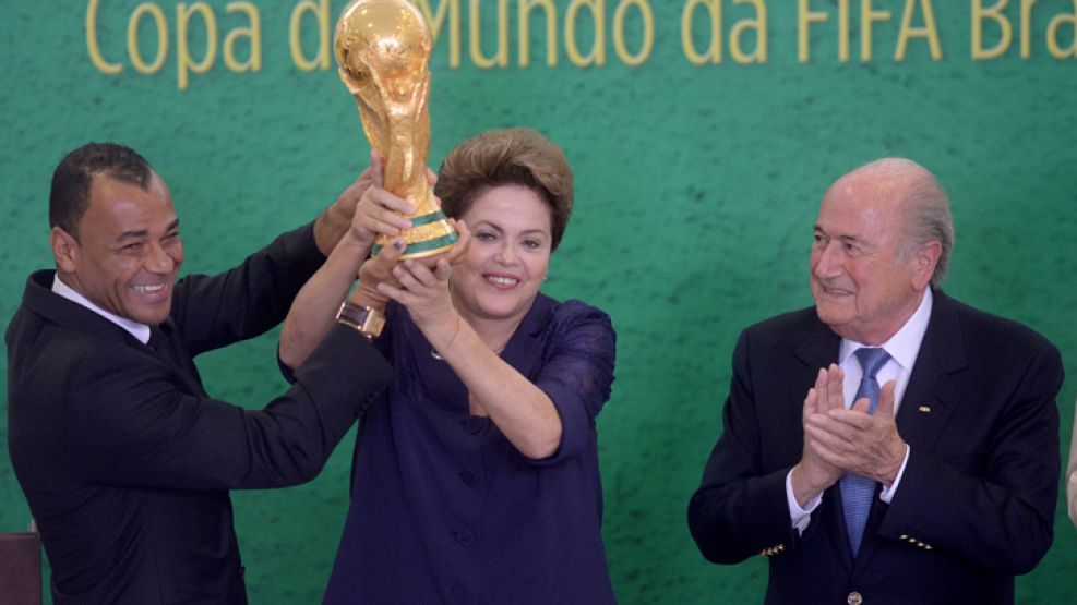 Protagonistas. La mandataria y Blatter ocuparán un lugar central en el epílogo del evento.