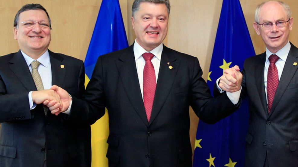 Trio. Poroshenko, entre Durao Barroso, de la Comisión, y Van Rompuy, del Consejo de Europa. 
