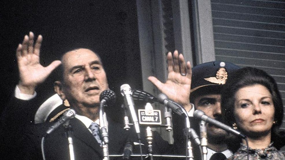 Cronología. En 1973, el General elige a María Estela Martínez como su vice. Muere el 1º de julio de 1974. E Isabel gobierna con López Rega.