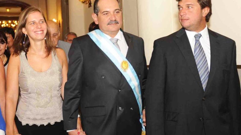 En familia. Gabriel Alperovich con el papá gobernador y su hermana Mariana, en un acto de 2013.
