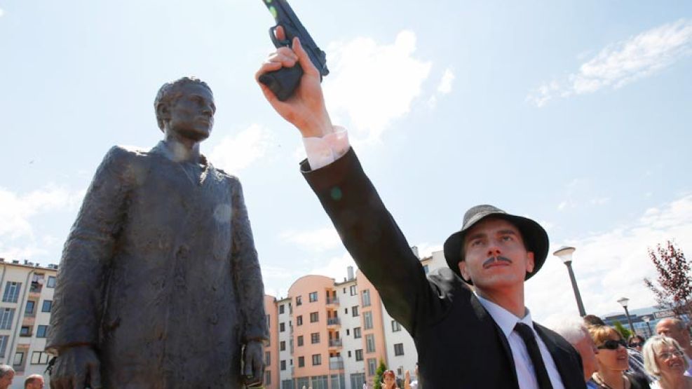 Estatua. Recuerda a Gavrilo Princip, el joven que mató al archiduque Francisco Fernando. Un actor conmemora su ataque.