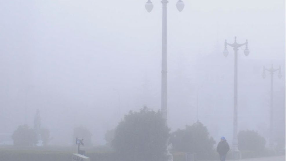 La densidad de la niebla sigue causando estragos en la circulación.