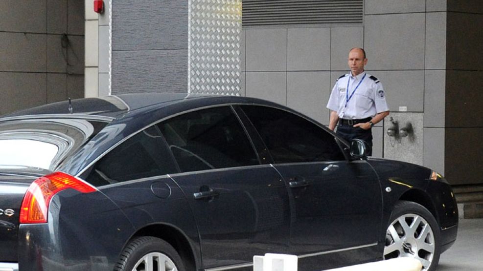 Sarkozy entrando a la Oficina Anticorrupción.