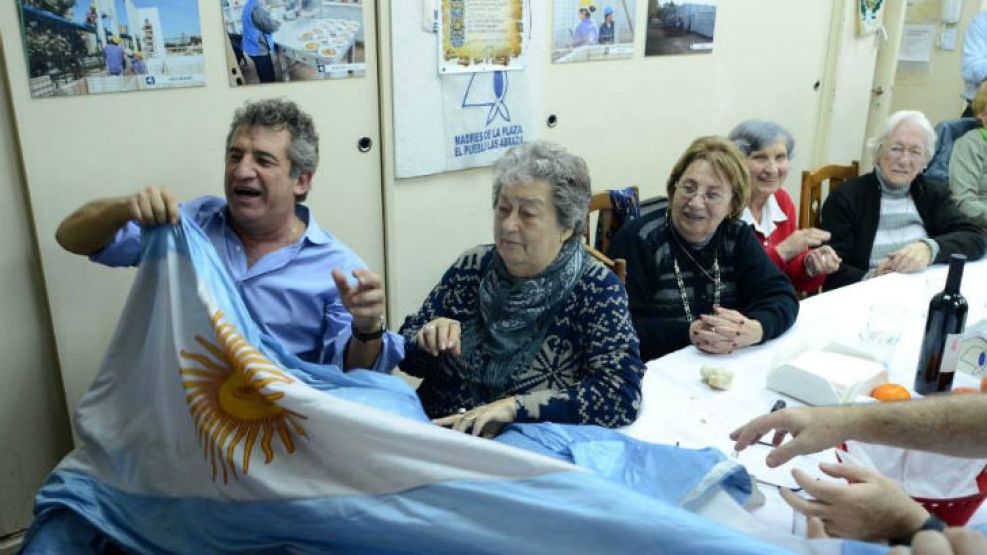 Sergio Urribarri vio el partido de la selección argentina con las Madres de Plaza de Mayo y cocinó buseca.