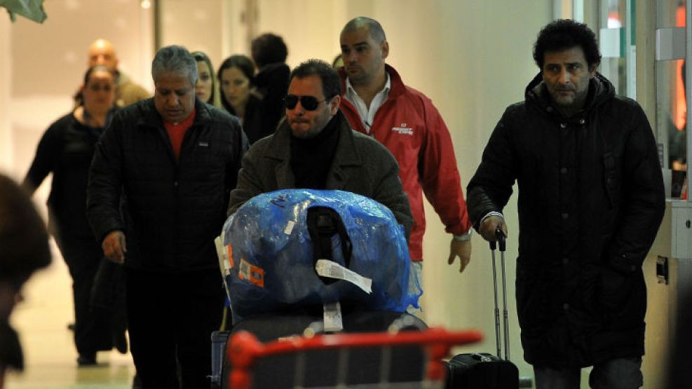 Los restos de María Soledad Fernández, la hija fallecida de Tití Fernández, llegaron hoy a Ezeiza de Brasil, donde fueron recibidos por familiares y amigos, entre ellos el relator, Marcelo Araujo y Am