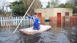 Pura agua. Un niño paraguayo navega sobre su colchón.