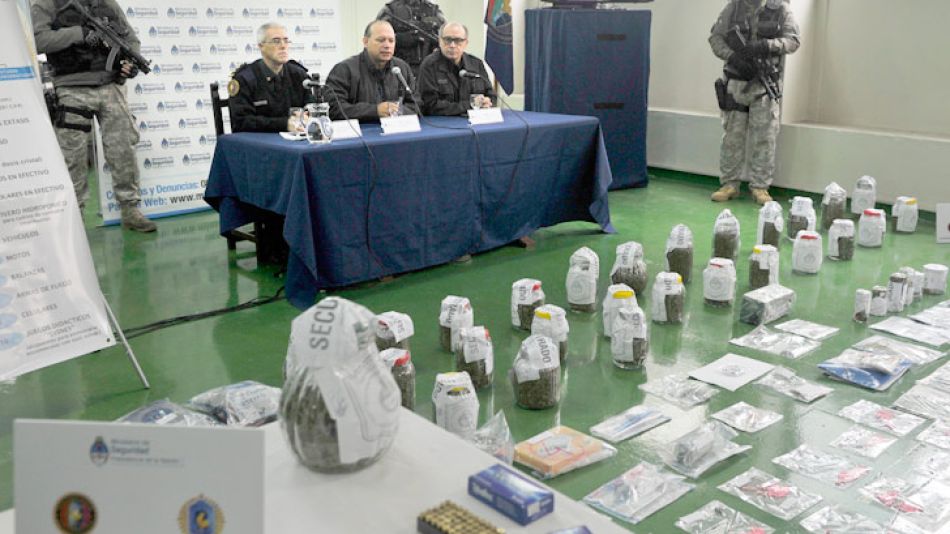 El problema narco. El funcionario tras un decomiso de drogas. Creen que esos operativos motivaron las intimidaciones.
