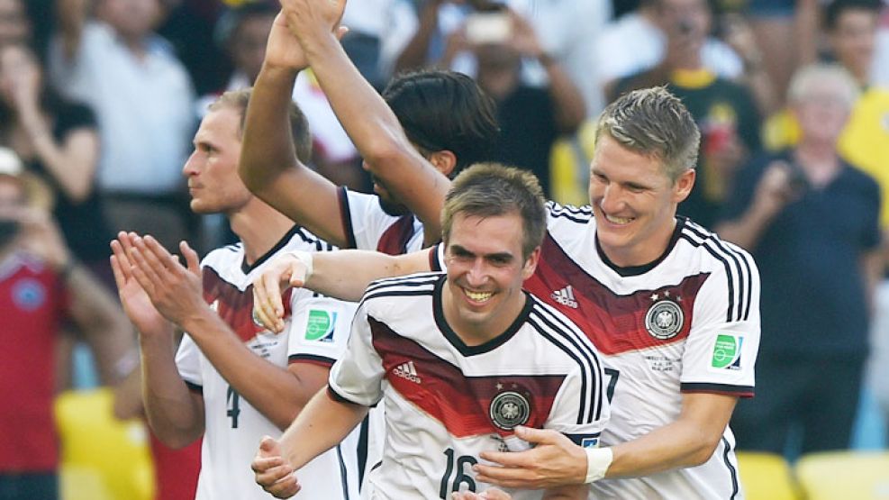 Sí, mi capitán. Lahm es la locomotora del festejo; lo abraza Schweinsteiger y, atrás, saludan Howedes y Khedira.