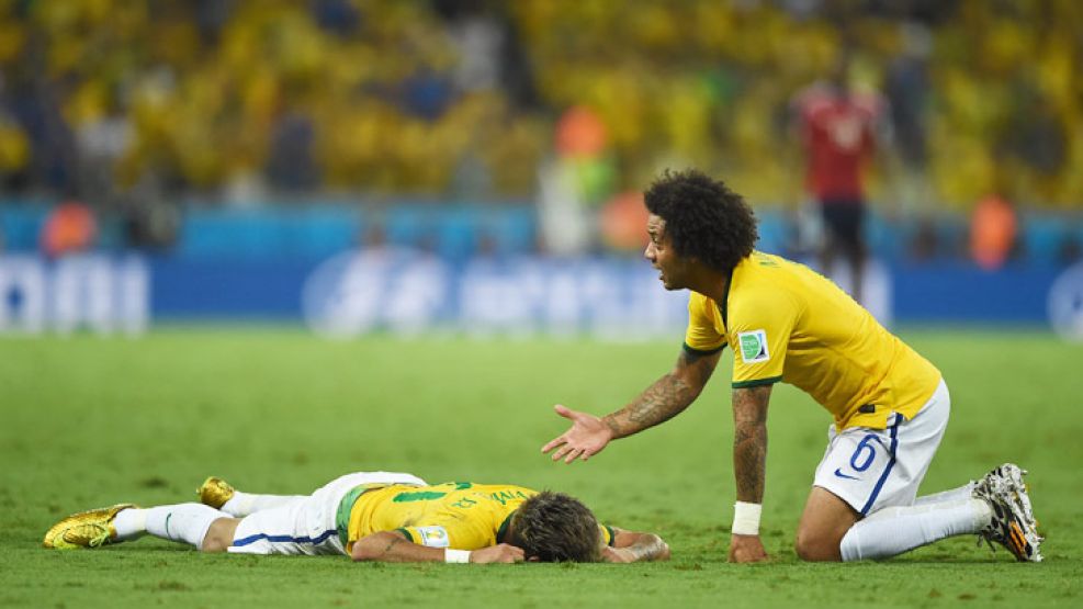 Sin reacción. Neymar en el suelo, dolorido, entregado. Marcelo pide explicaciones, pero ya es tarde: el jugador del Barcelona se queda sin Mundial. Una baja irrecuperable para Brasil: el delantero hab