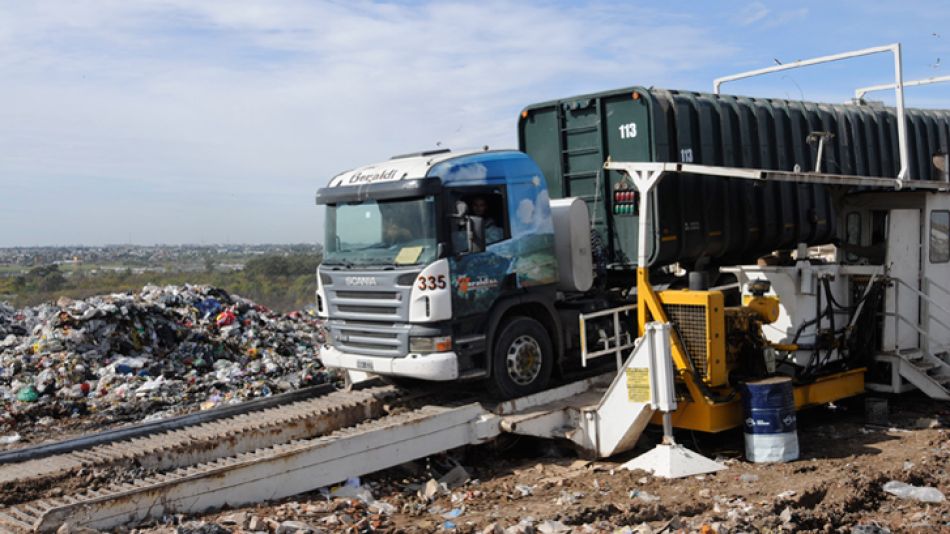 Colapsado. El relleno sanitario de la Ceamse, en José León Suárez, recibe todos los días alrededor de 13 mil toneladas de basura.