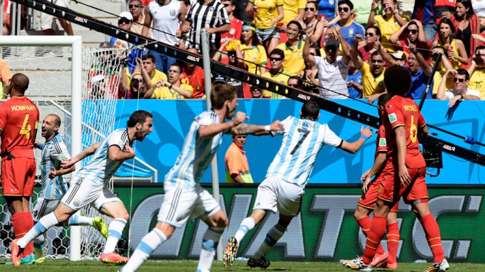 Descarga. Algún día tenía que aparecer. Higuain la puso al lado del palo, para marcar su primer gol en el Mundial. Abajo, la marca a Messi.