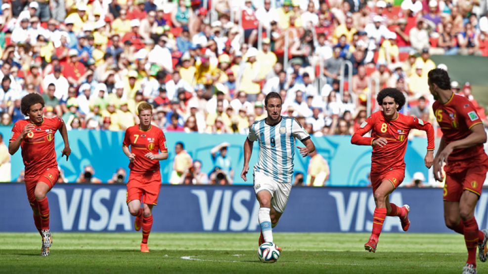 Pipa conduccion. Había levantado su nivel contra Suiza, pero ayer la rompió. El golazo le dio confianza y se hizo imparable. En la foto, perseguido de cerca por Fellaini.