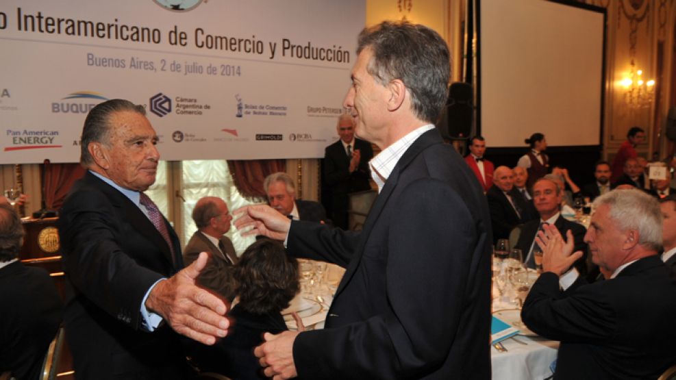 Saludo. Eurnekian y Macri en el Consejo de la Producción.