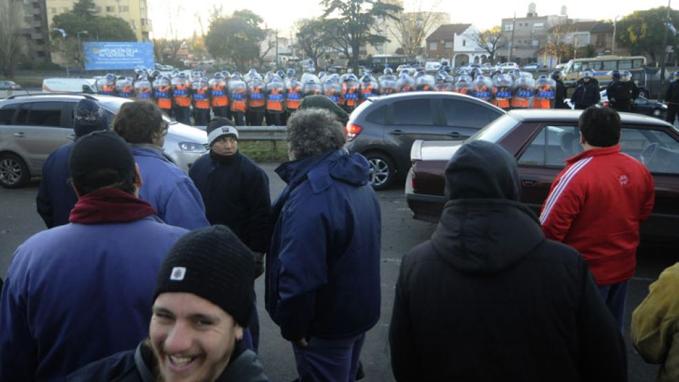 Efectivos de la Policía Federal y trabajadores ferroviarios de EMFER y TATSA se enfrentaron en General Paz y Migueletes