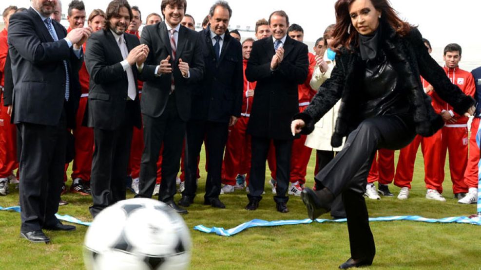 Cristina con la pelota. ¿Expulsará a Boudou del campo de juego?