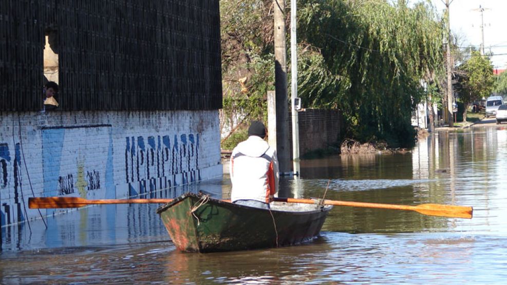 Más de 2.000 personas permanecían evacuadas en distintas localidades costeras del río Uruguay.